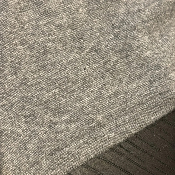 Black Label Saks Fifth Avenue Women’s Medium Cashmete V Neck Long Sleeve Sweater - Picture 6 of 6